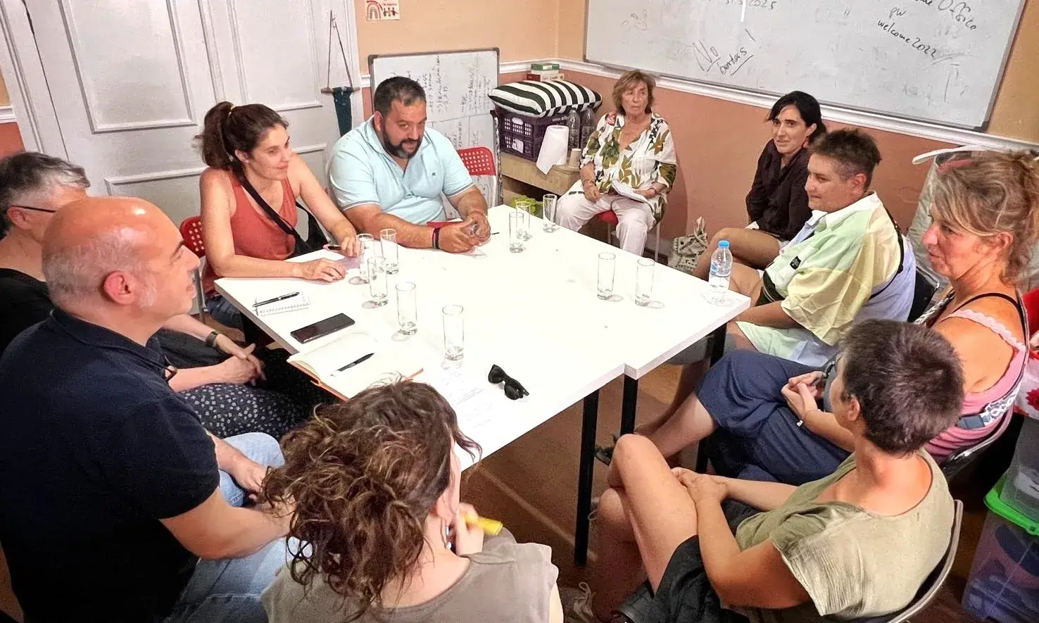 La missió, coincidint amb el Dia Mundial de les Persones Refugiades, vol documentar de primera mà el context de crisi d’acollida que es viu a fronteres com Lesbos i Sèrbia.