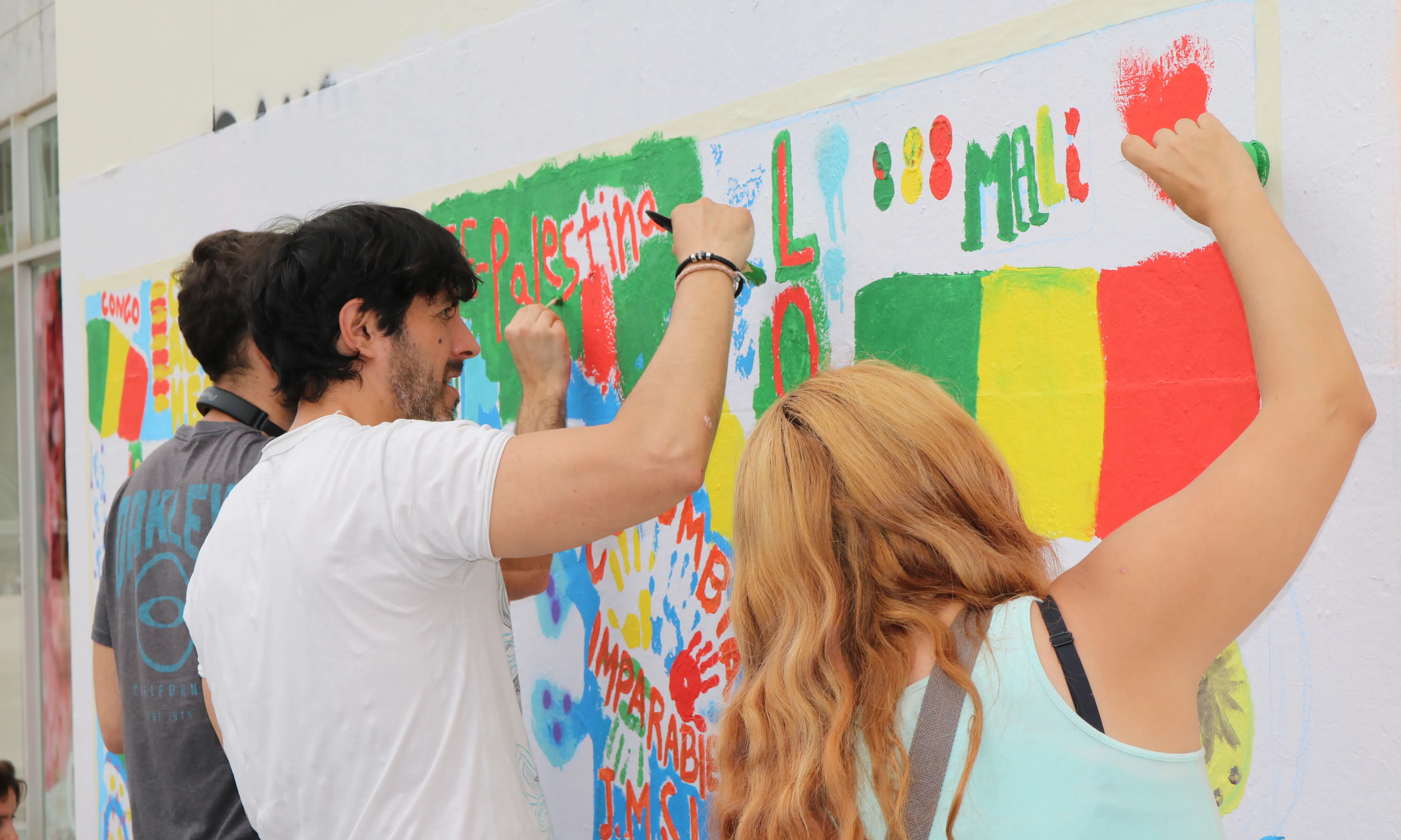 Mural realitzat en una de les sessions sobre refugi a la FAS. 