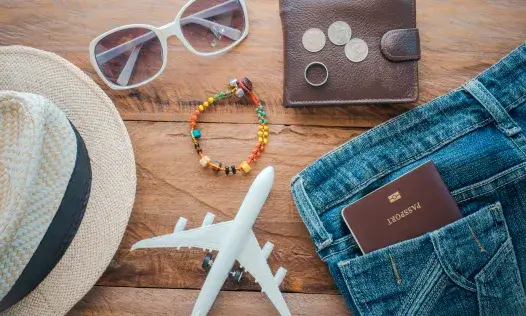 Viatjar pot ser molt difícil si ets una persona amb mobilitat reduïda. Font: Canva.