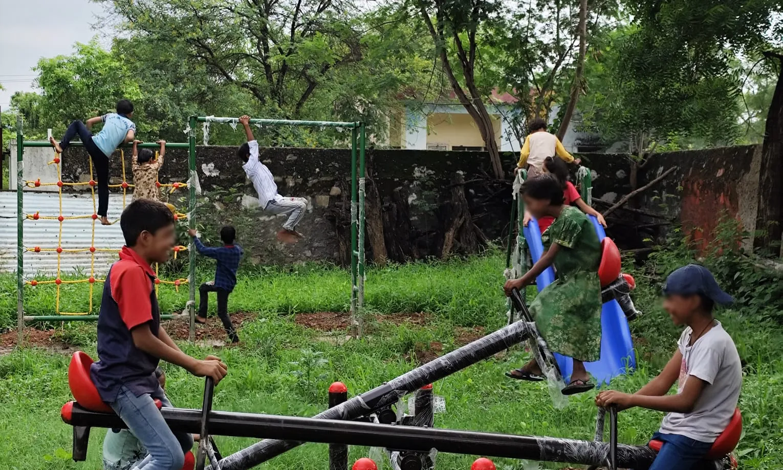 Infants jugant als balancins
