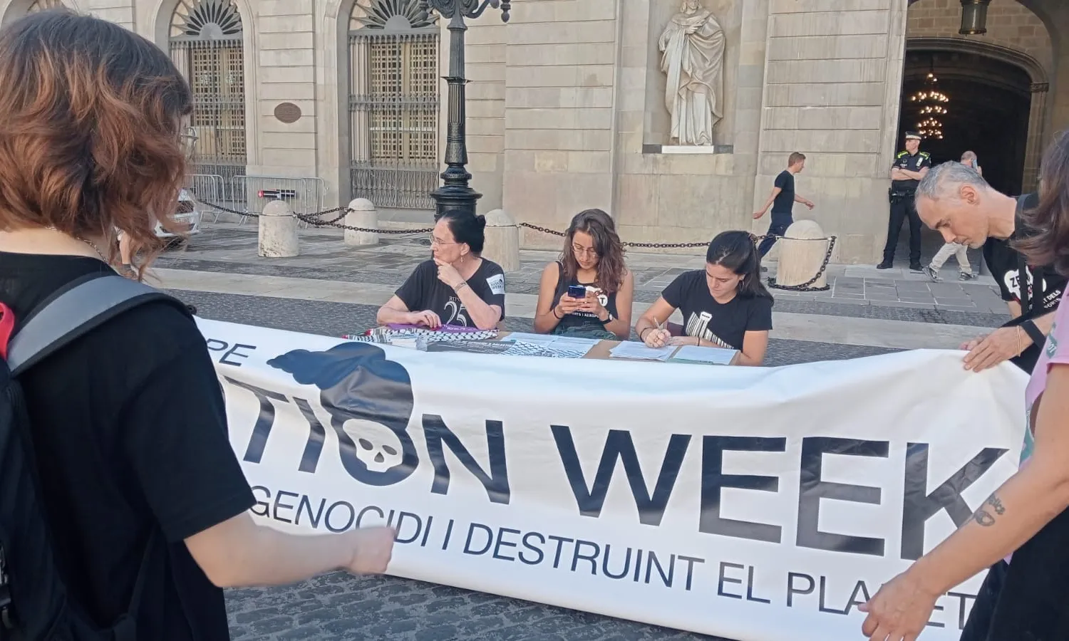 Segons les entitats, l'esdeveniment pretén legitimar i promoure una de les indústries més contaminants del planeta.