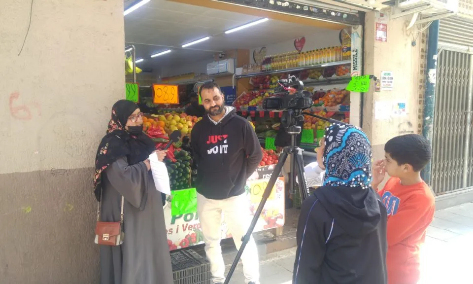 Gravació d’una entrevista a un botiguer del carrer Xile amb alumnes del col·legi Lestonnac Badalona