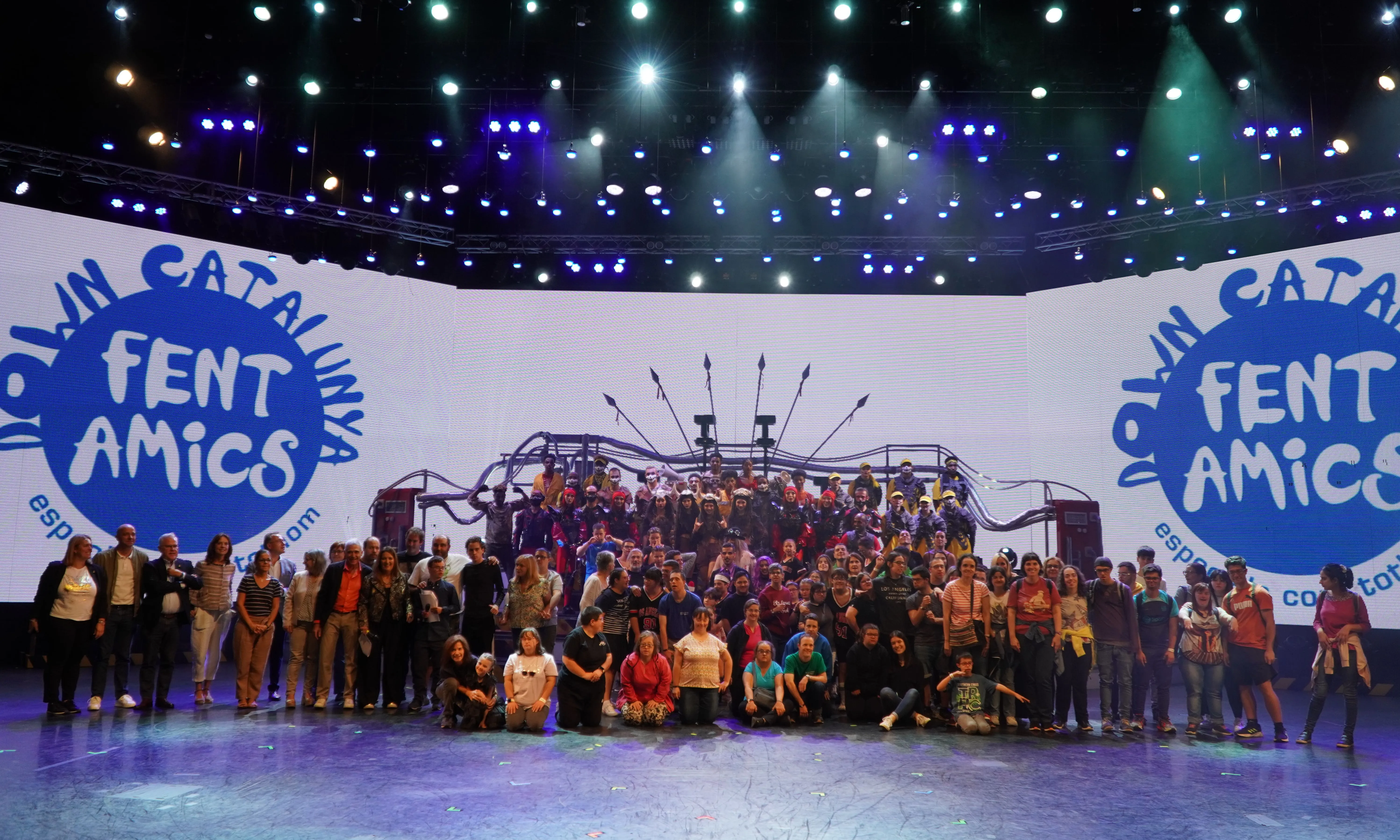 Foto de família amb tots i totes les participants al 'Fent Amics'