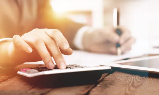 Cal tenir nocions bàsiques per presentar-se a convocatòries de subvencions. Font: Canva.