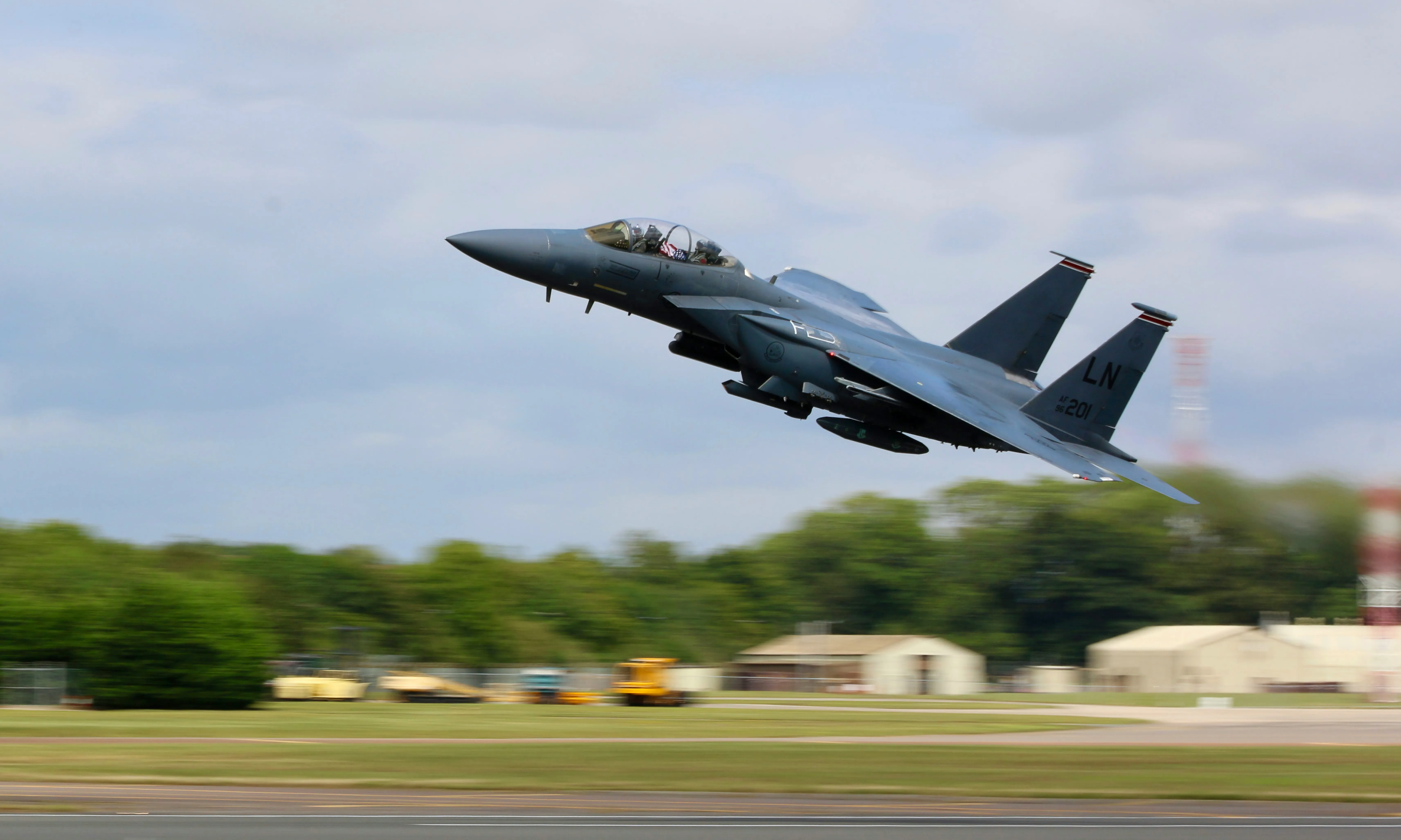 Els avions de combat són armes fabricades per empreses finançades per bancs espanyols.