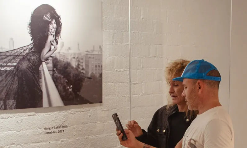 Exposició fotogràfica 'Alguien disparó' d’Isaac Flores. Font: Centre LGTBI de Barcelona 