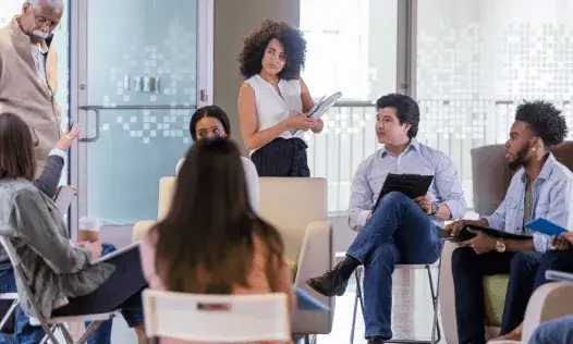 És important preparar els comptes abans de presentar-los en assemblea. Font: Canva.