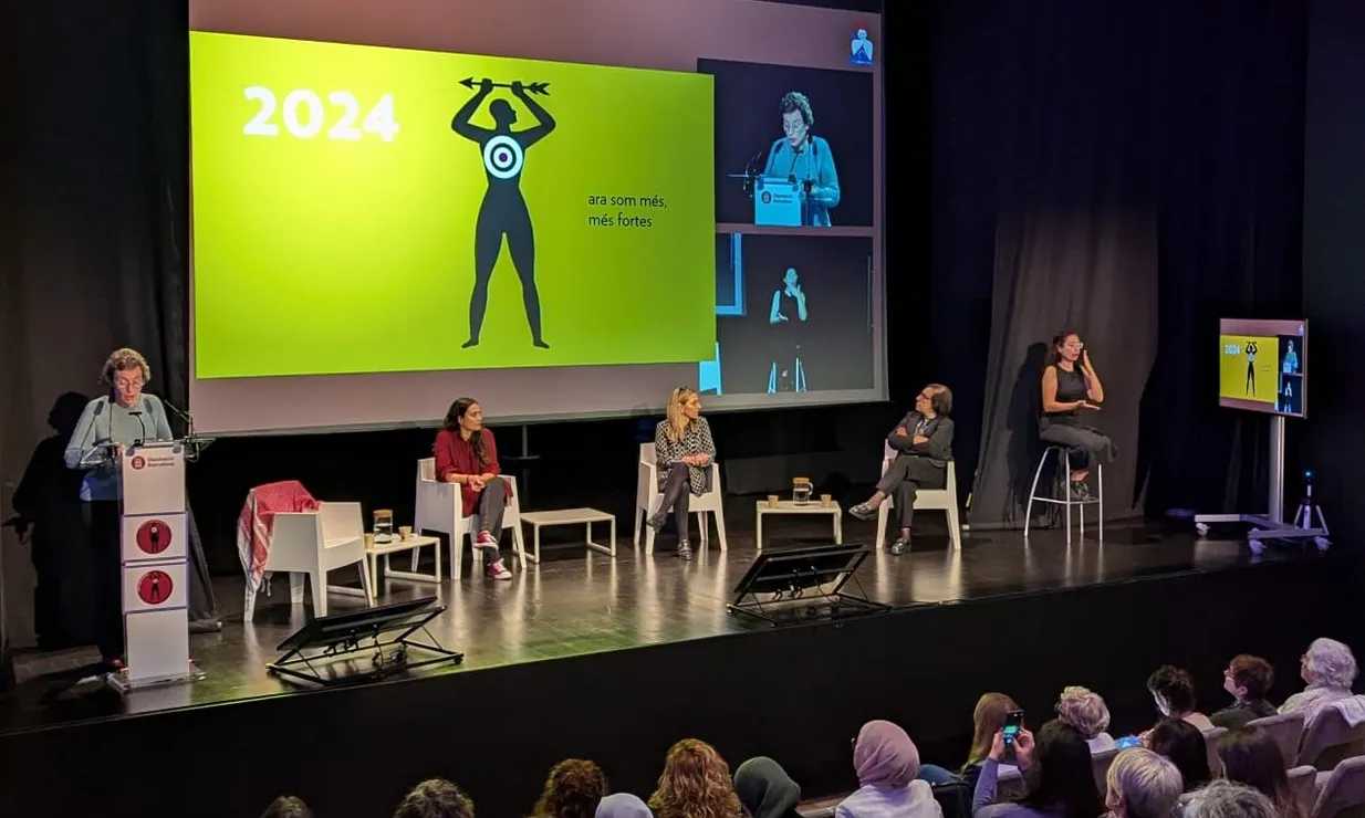Montserrat Vilà, presidenta de la Plataforma, presentant el nou logo de l'entitat. Font: Plataforma Unitària contra les Violències de Gènere.