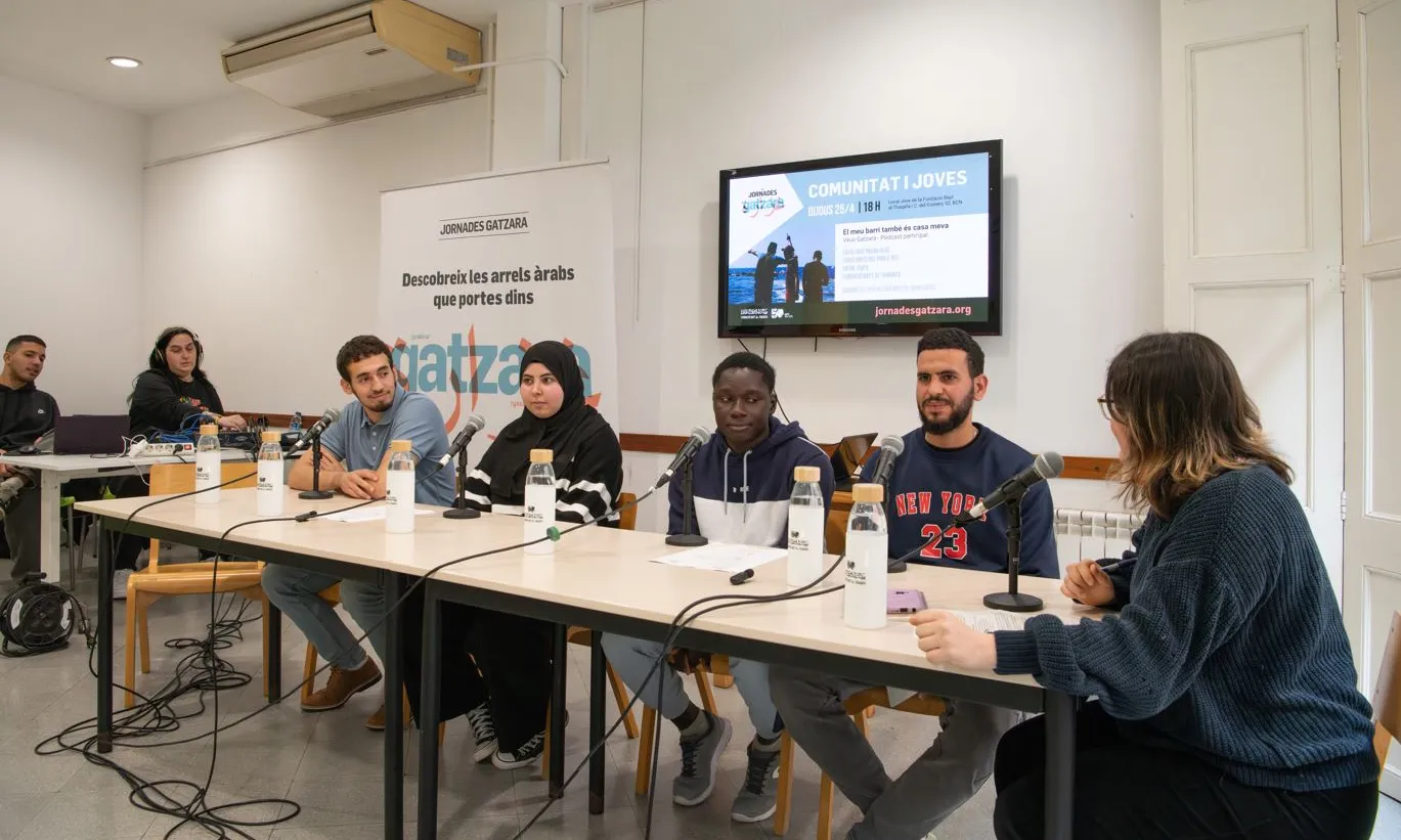 El jovent de Bayt i altres entitats del barri i la ciutat participen al podcast 'Veus Gatzara'.