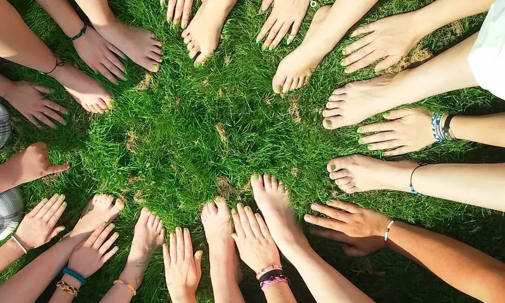 Un grup d'infants i joves formen una comunitat