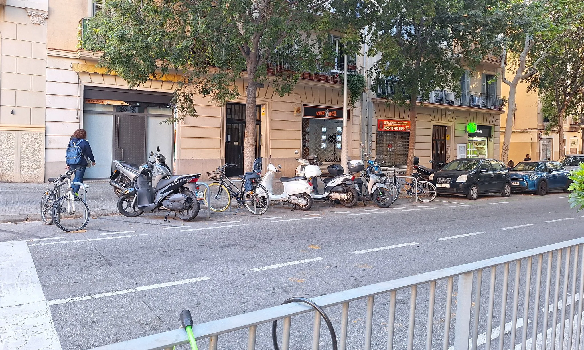 Cada dia hi ha unes 90.000 motos i ciclomotors que estacionen a les voreres, incomplint la normativa.