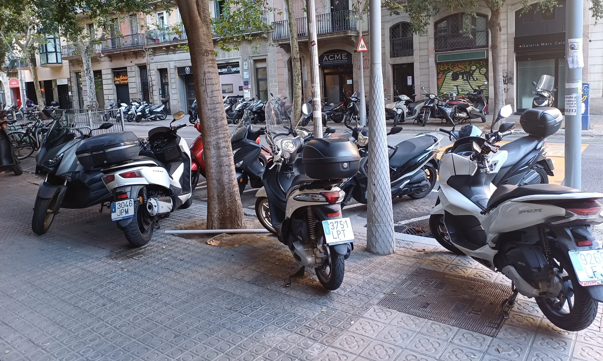 La reivindicació per baixar les motos de les voreres ve de lluny i és un problema endèmic de la ciutat.