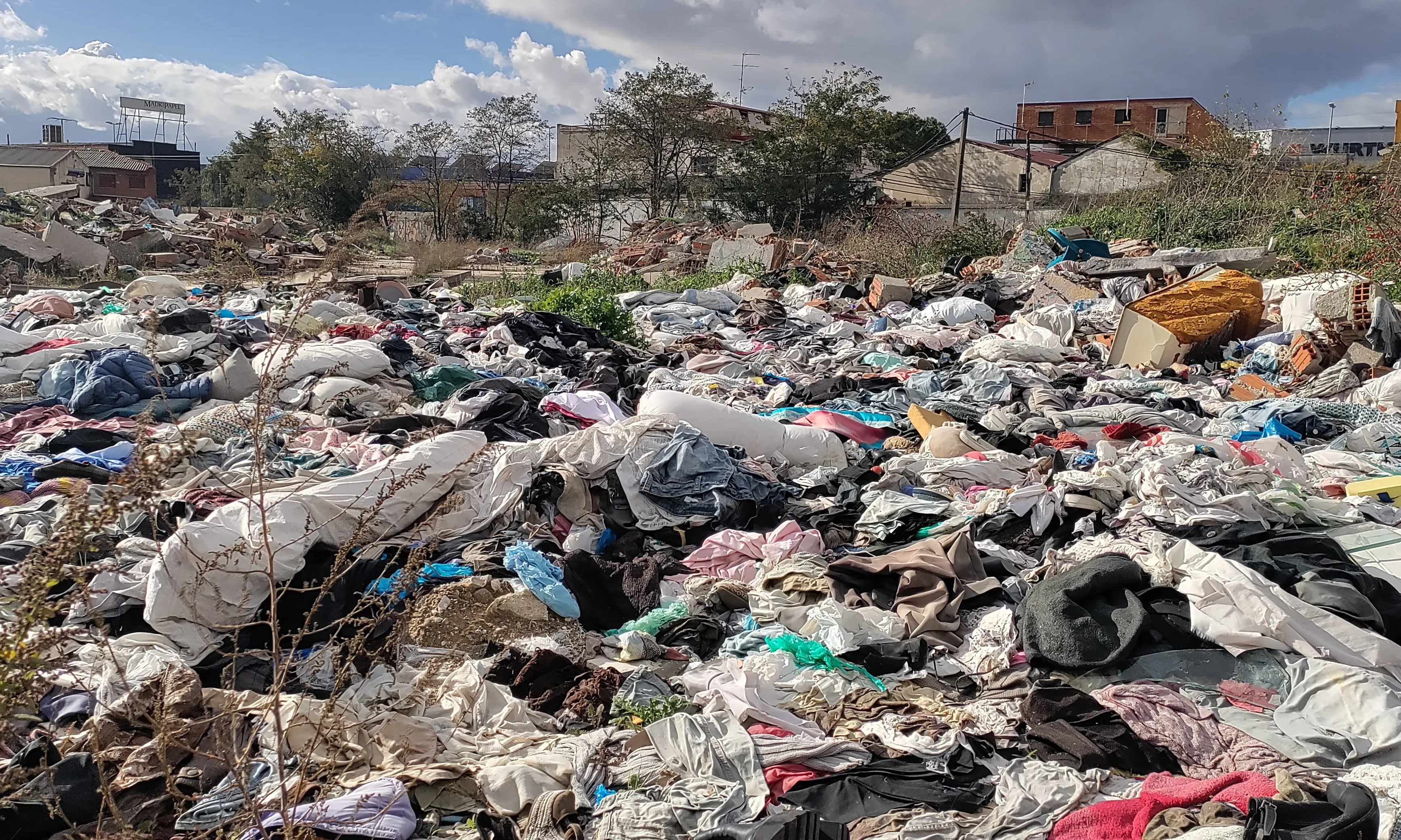 Tonelades de roba en abocadors ubicats en països del sud global. 