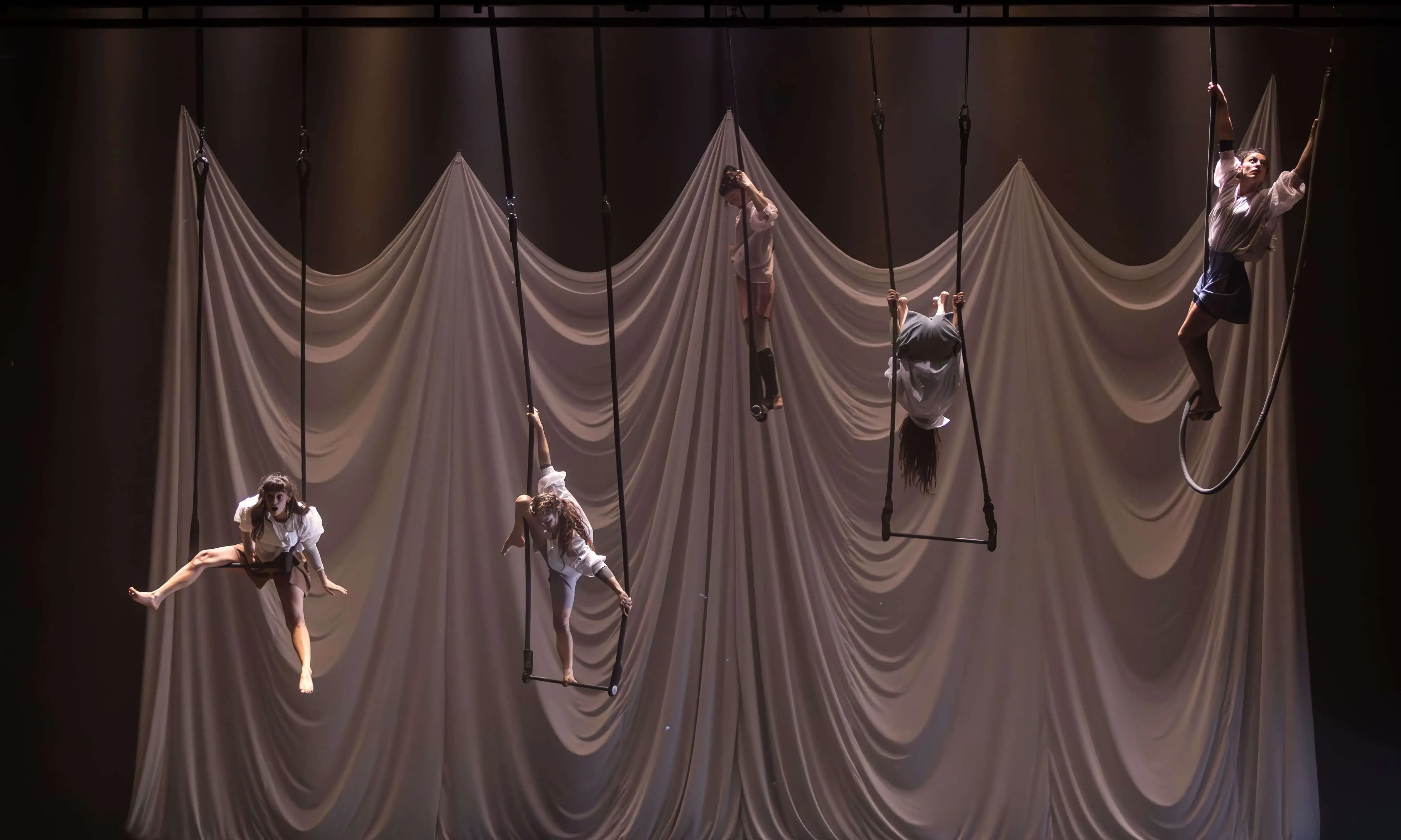 L'espectacle d'enguany del cicle 'Circ d'Hivern' és 'Rara Avis', una obra que posa el punt de mira en la raresa i el sentir-se diferent i estrany.