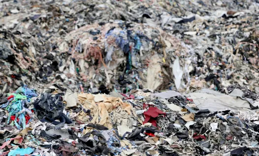 Els residus tèxtils comporten un gran impacte socioambiental.