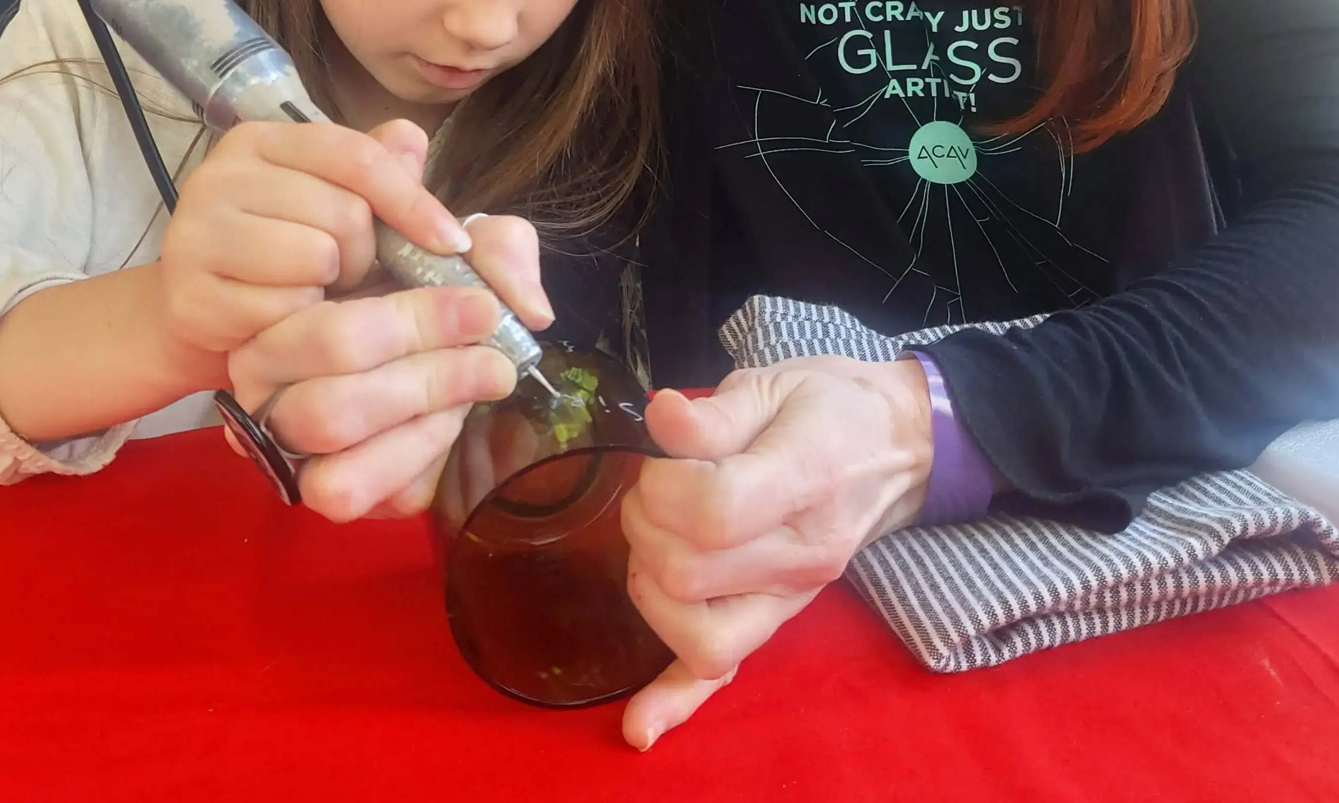 Infant treballant el vidre.