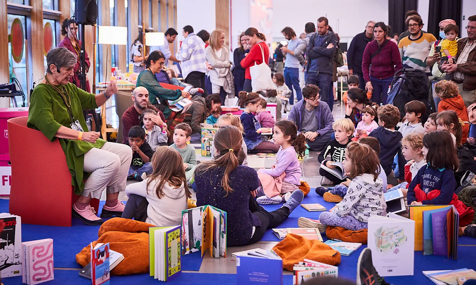 Nens i nenes escoltant amb atenció un conte