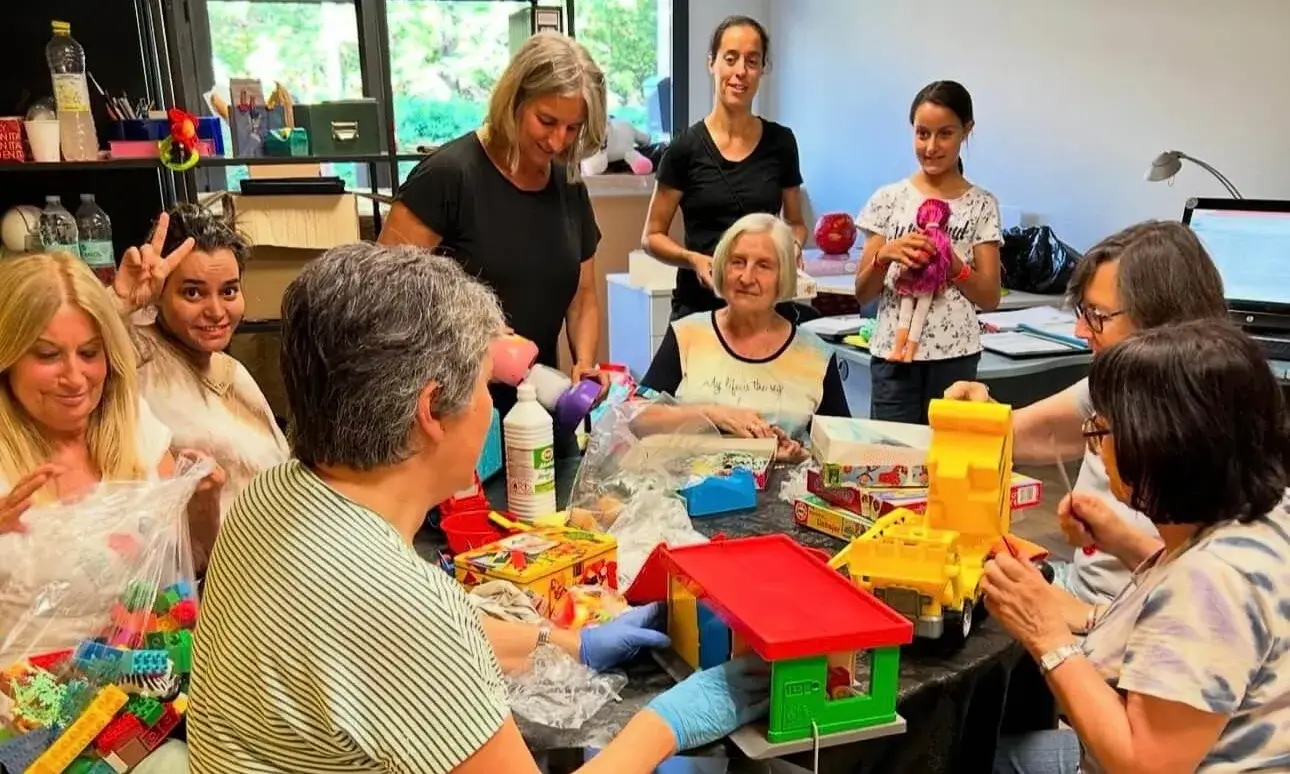 A més de joguines, els voluntaris també recullen jocs, peluixos i llibres infantils i juvenils.