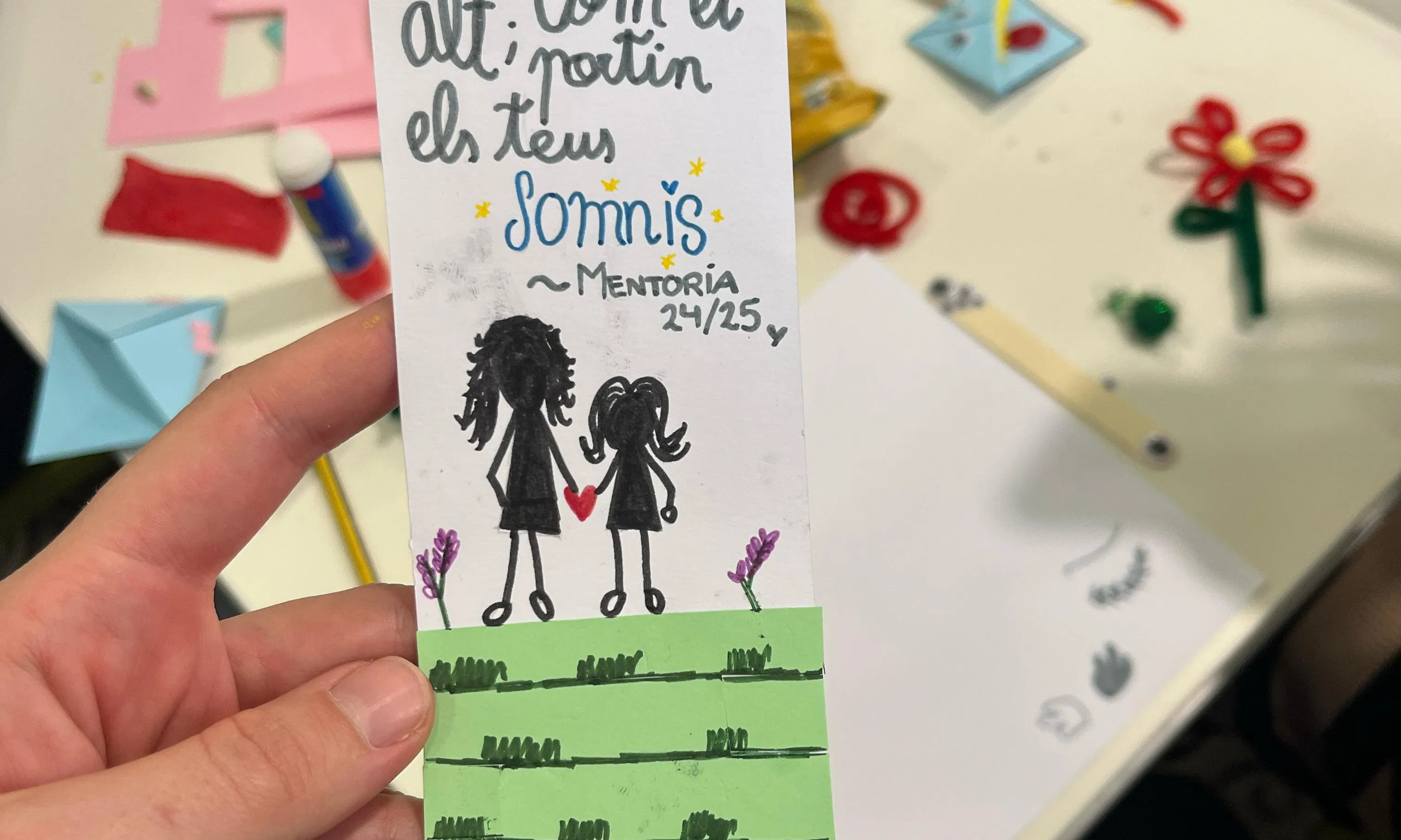 Tots els beneficis de la venda de roses i punts de llibre aniran destinats a fer possible les activitats que voluntaris i infants fan cada setmana dintre del Projecte Rossinyol.