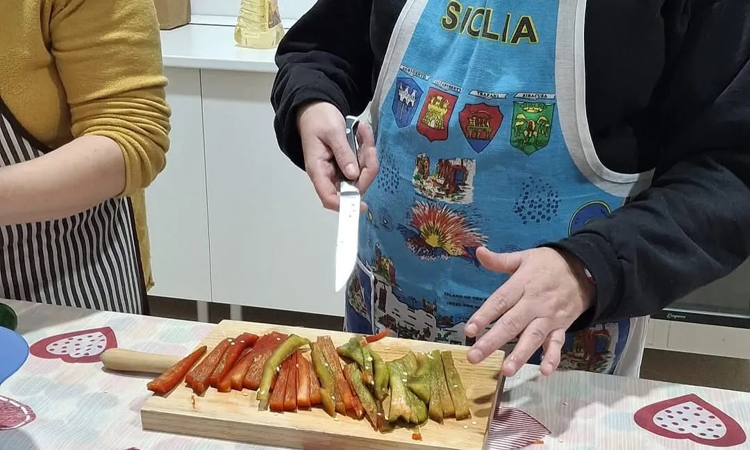 Un moment del taller de cuina que organitza l'associació.