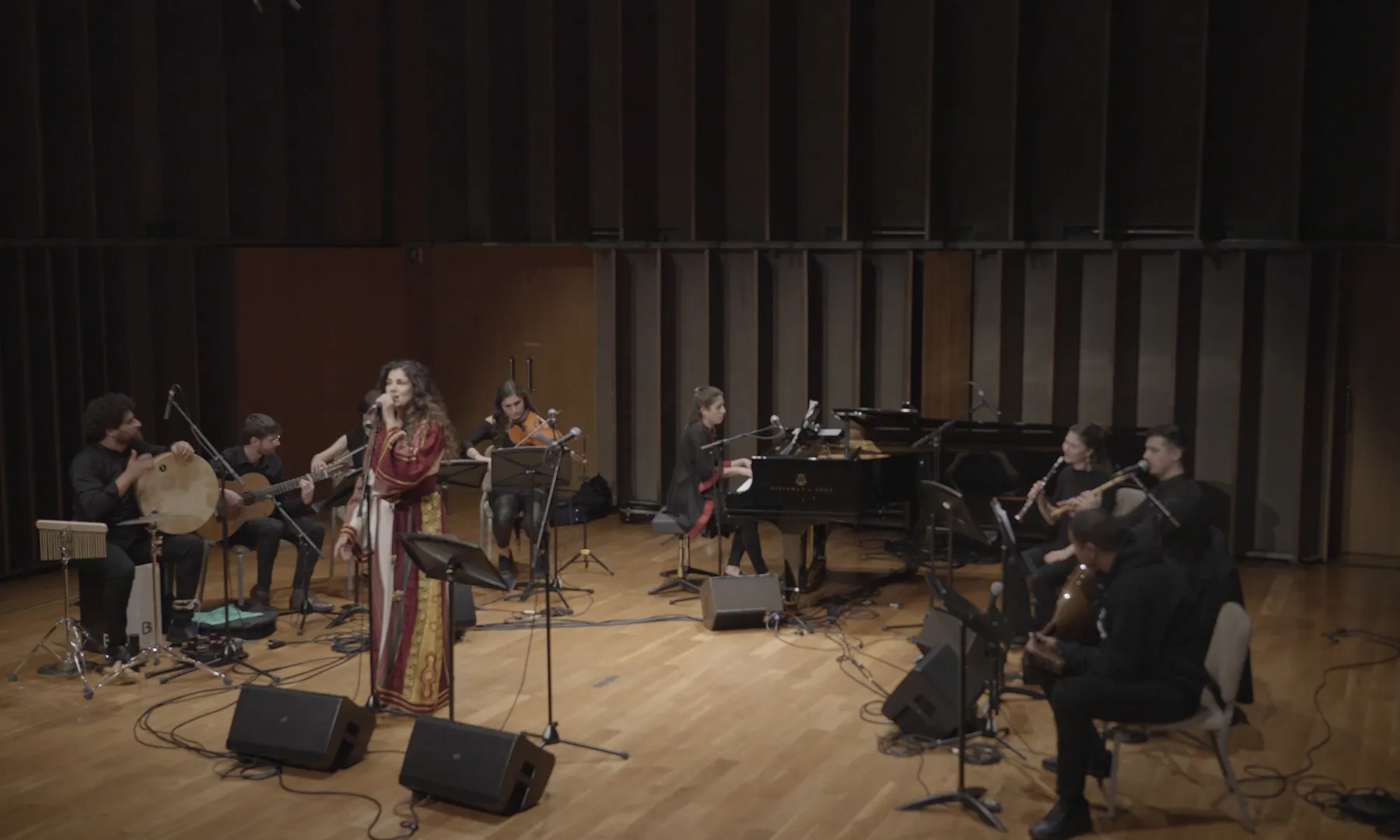 Sala de l'Auditori de Barcelona on se celebra el concert 'Paisatge sonor' i es veuen els músics tocant.