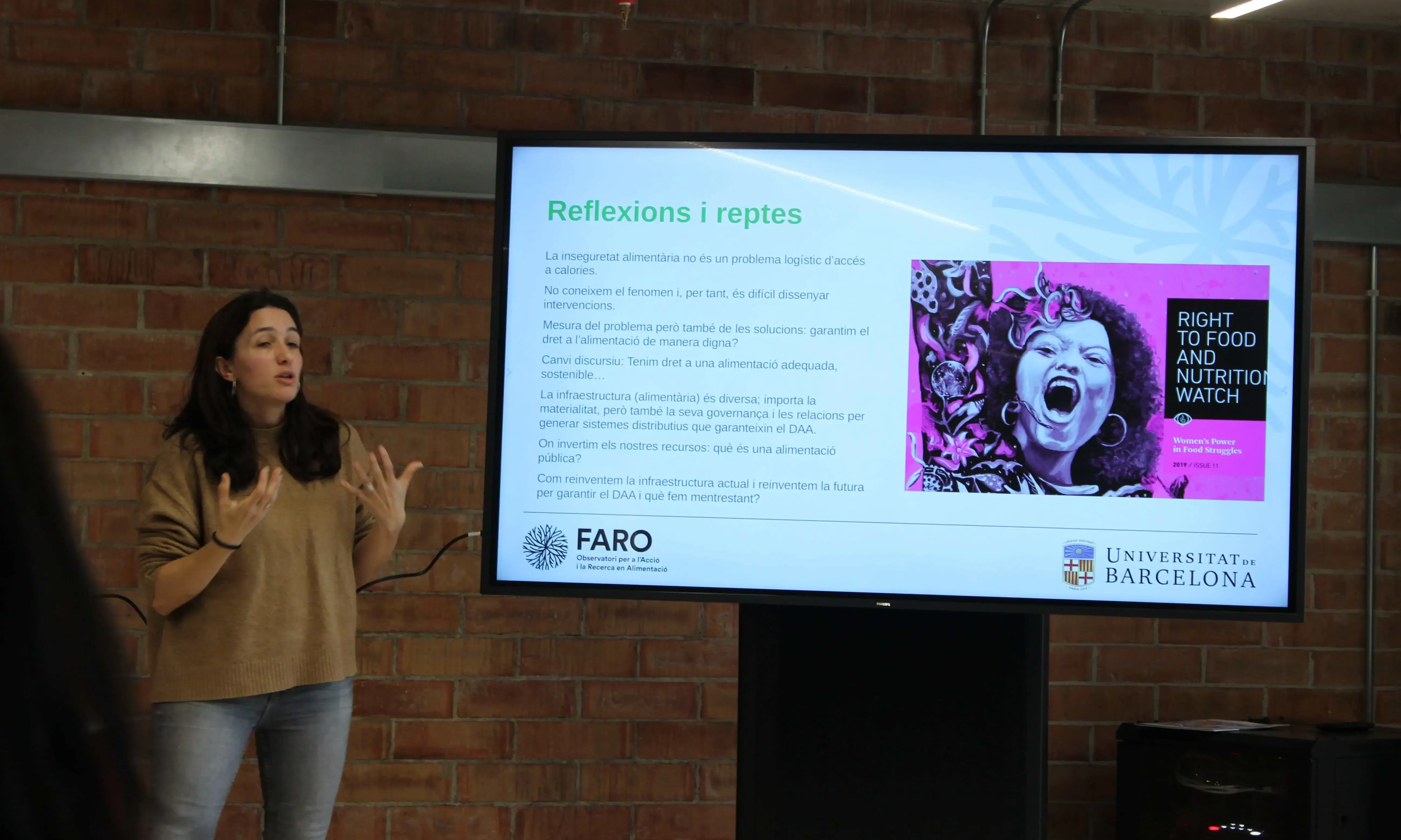 Ana Moragues fent una ponència.