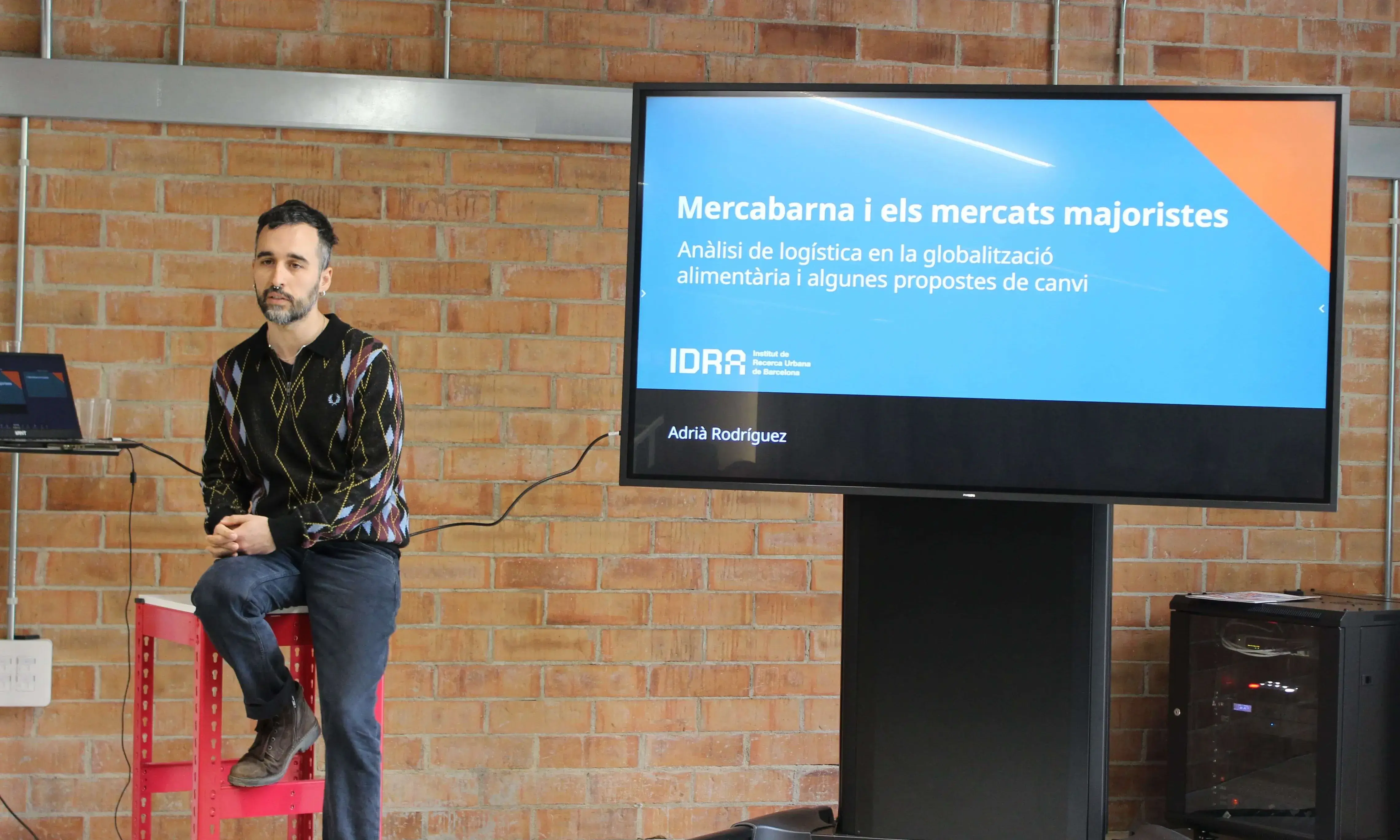 Adrià Rodríguez amb la prèvia a la presentació de l'estudi.
