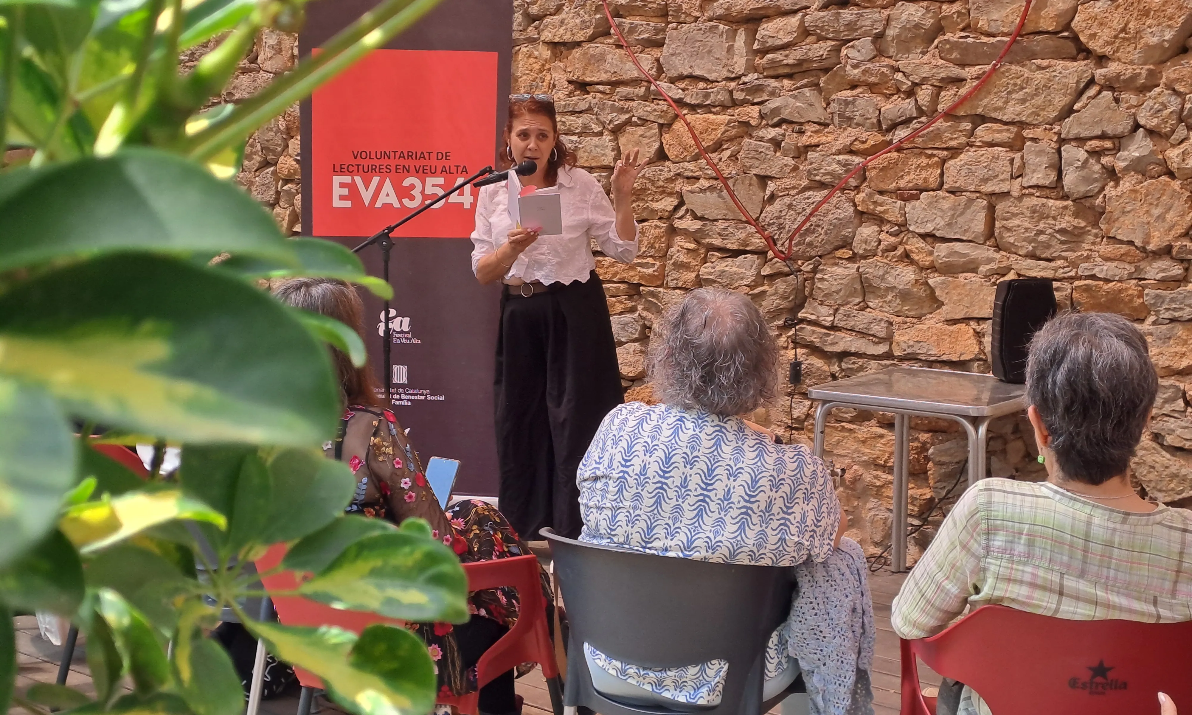 El projecte compta amb una xarxa de voluntariat que llegeix en veu alta a espais com llars de gent gran, centres de dia i hospitals, entre altres.