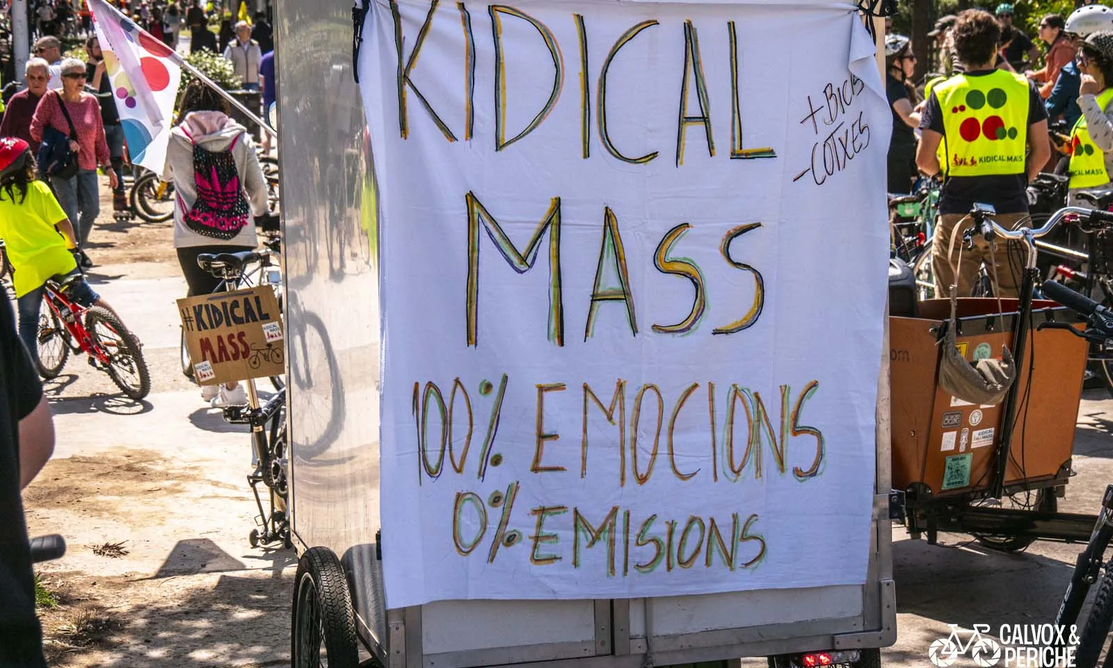 Les participants de la Kidical Mass reivindiquen una mobilitat sostenible i segura per als infants.