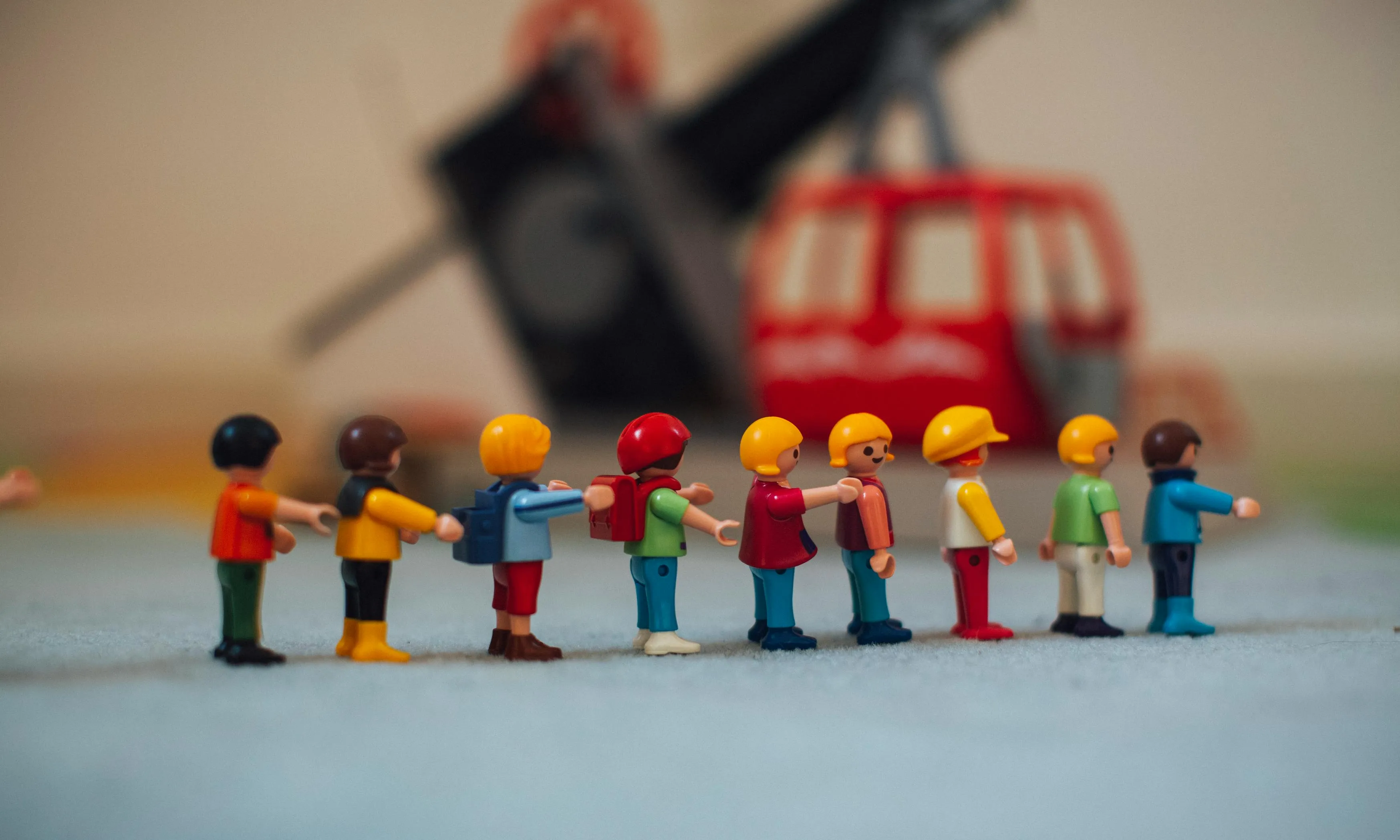 Playmobils representant un grup d'infants anant d'excursió