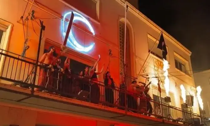 Actors de la festa major prenent l'ajuntament fent de pirates. 