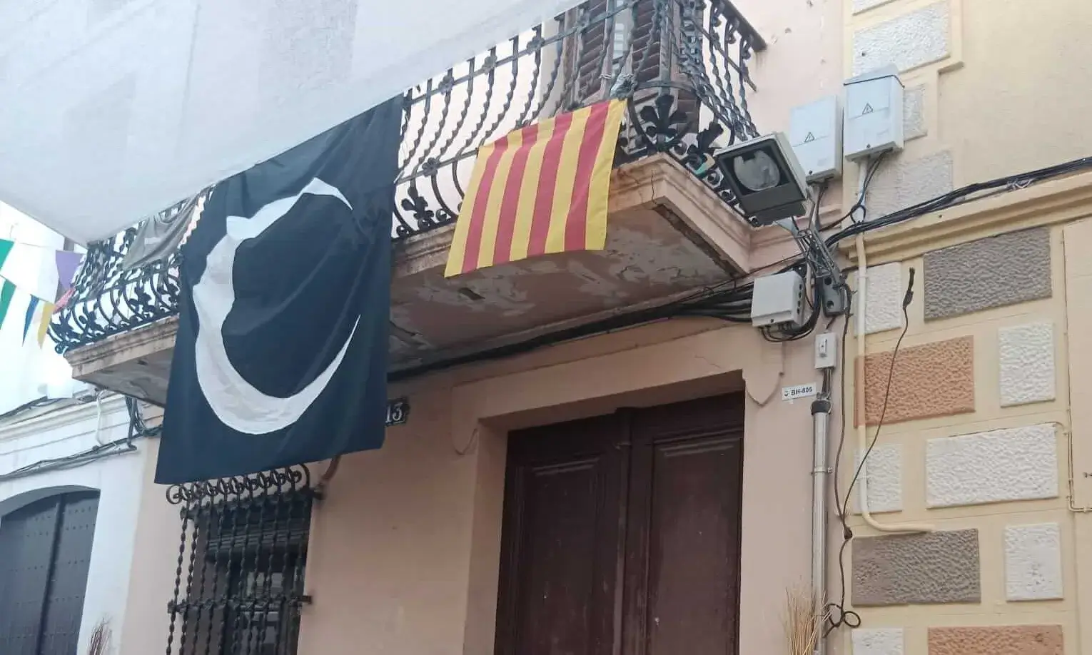 Bandera de la mitja lluna i senyera en un balcó. 