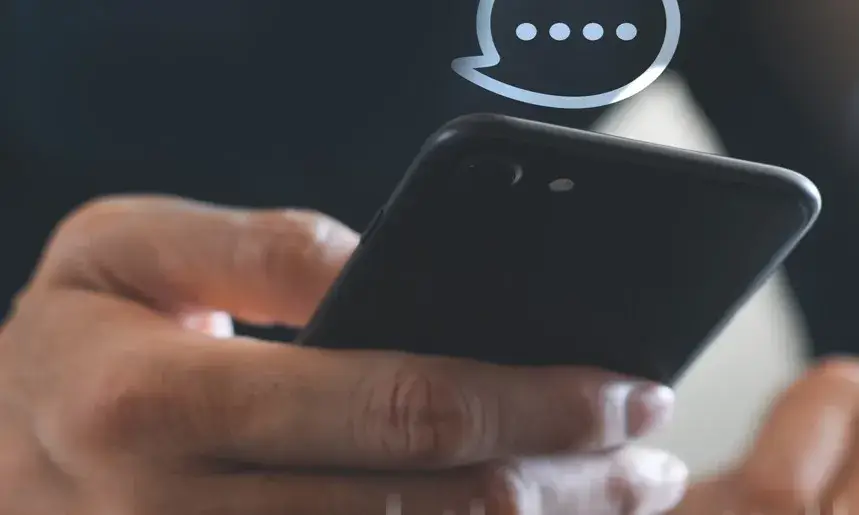 Persona utilitzant el mòbil