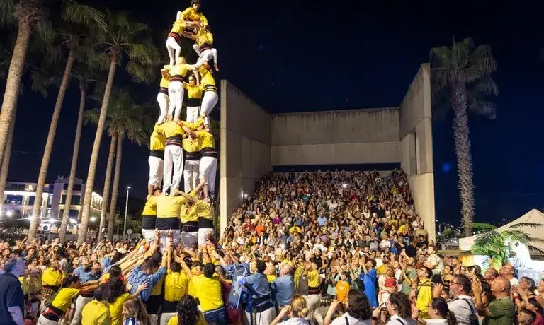 Entitats locals donen vida a les Festes del Mar amb música, castells, sardines i molt més.