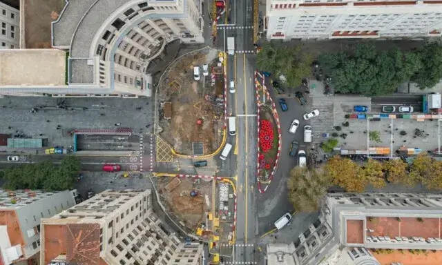 Vista aèria zenital dels carrers de Barcelona en obres