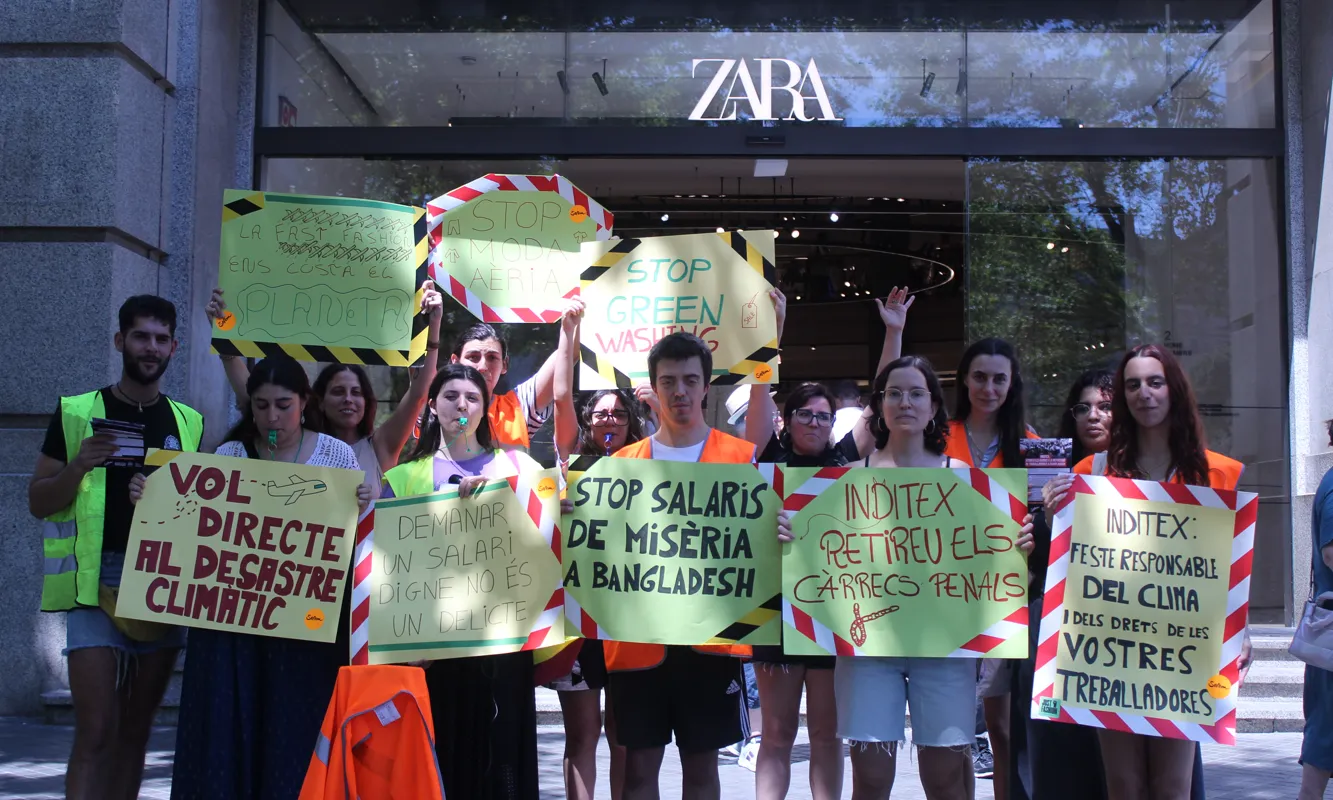 Activistes protesten davant la botiga de Zara a la Plaça de Catalunya de Barcelona.