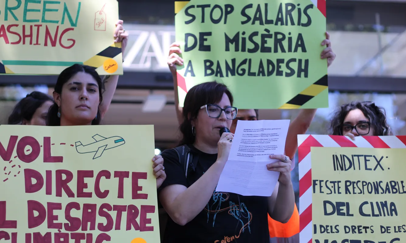 “Inditex, feu-vos responsables del planeta i dels drets de les vostres treballadores” és el missatge inequívoc que han llançat el grup d’activistes.