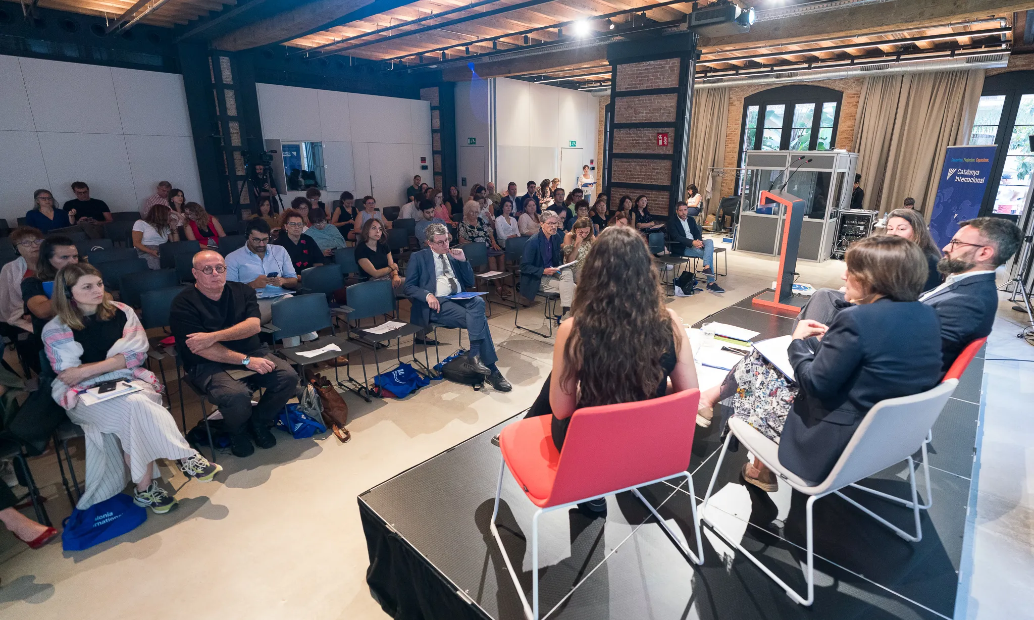 Les ponents i les assistents al debat Europa Social d'aquest matí.