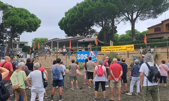 Unes tres-centes persones es van concentrar aquest diumenge a la platja de la Farella per protestar contra l’aprovació definitiva del Pla de Millora Urbana que l’Ajuntament de Llançà.