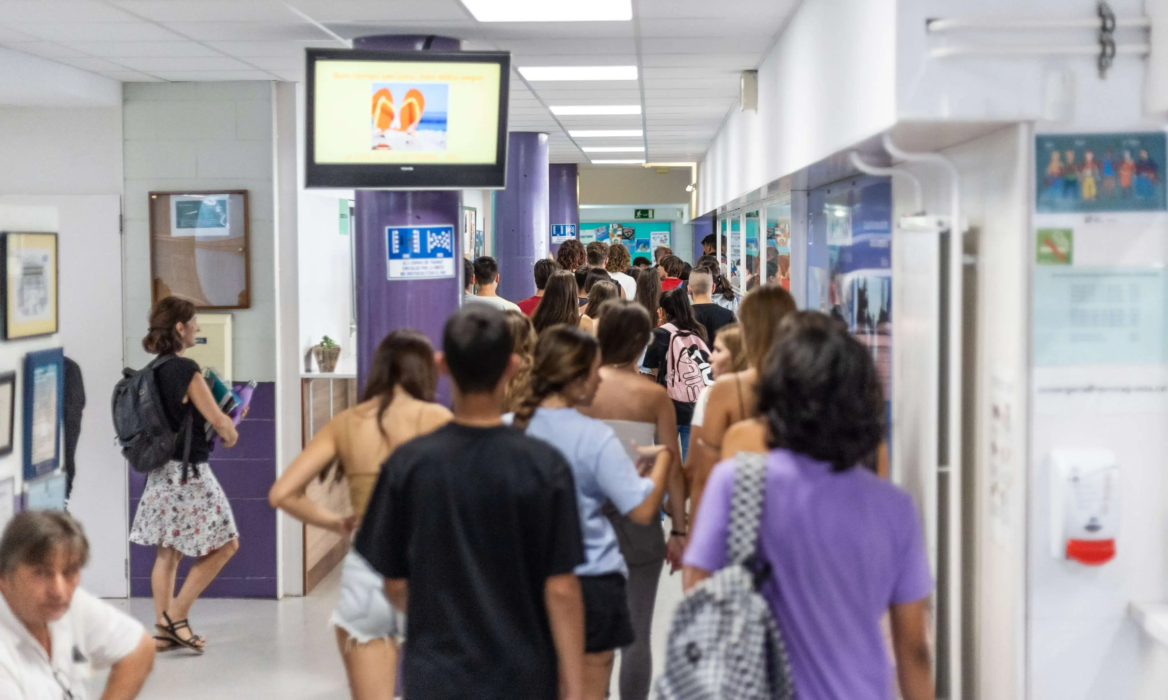 Infants al passadís d'una escola