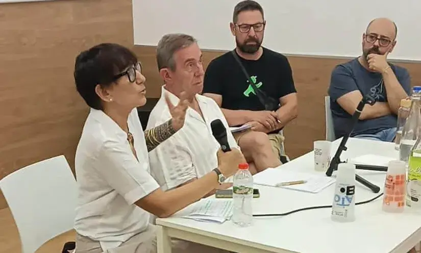 La guia Enllaçat conté un apartat social, redactat per Pilar Cañabate, i un de legal, per Ricardo de la Rosa. Font: Fundació Enllaç