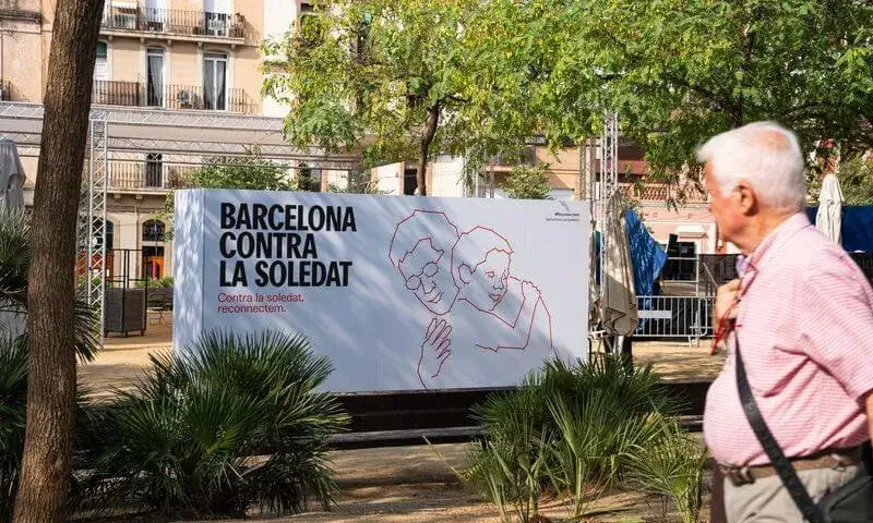 Plafó “Barcelona contra la soledat. Contra la soledat, reconnectem” davant la mirada d’una persona gran Plafó “Barcelona contra la soledat. Contra la soledat, reconnectem” davant la mirada d’una persona gran