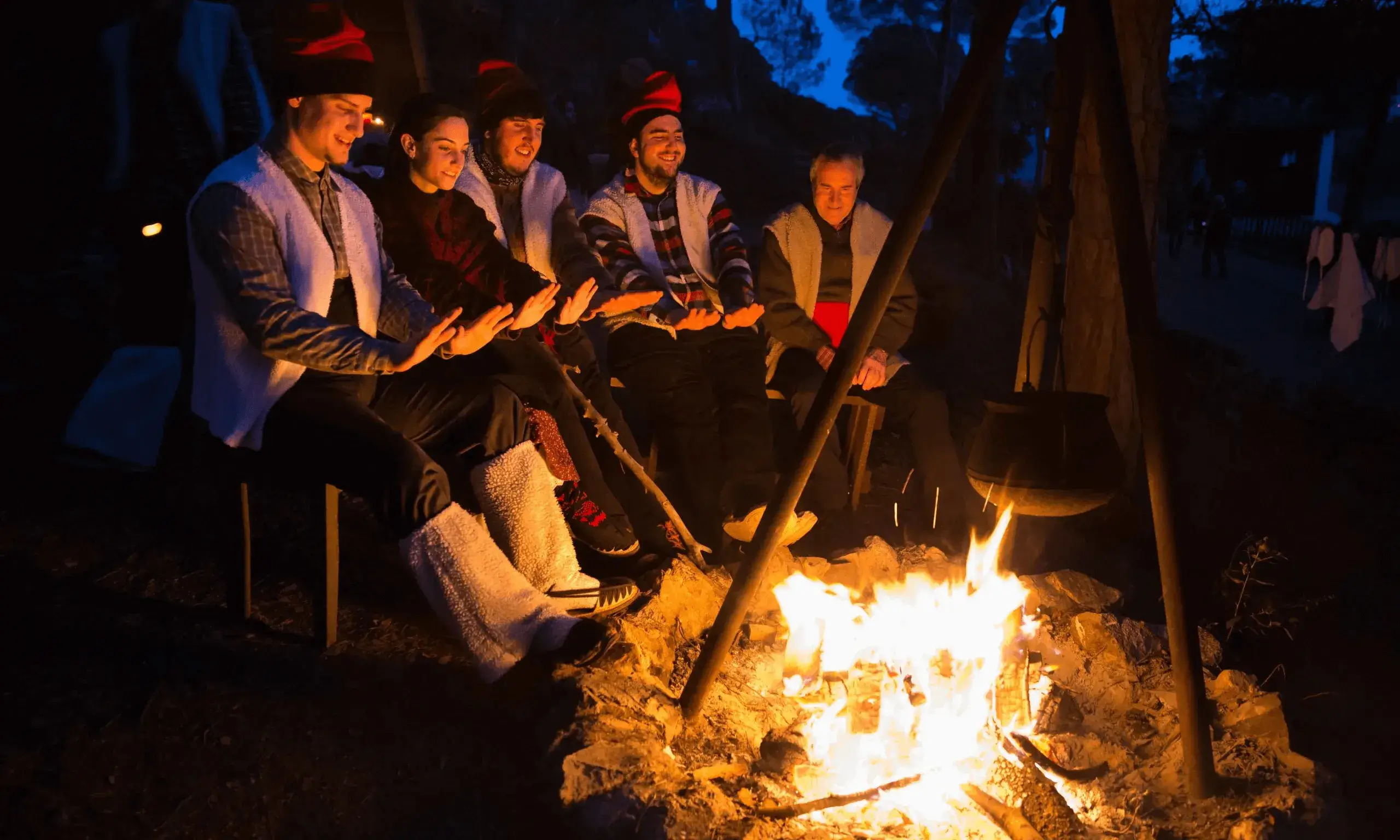 Una imatge de pessebre vinent d'uns pastors descansant vora el foc per il·lustrar la 11a Trobada de Pessebres Vivents de Catalunya.
