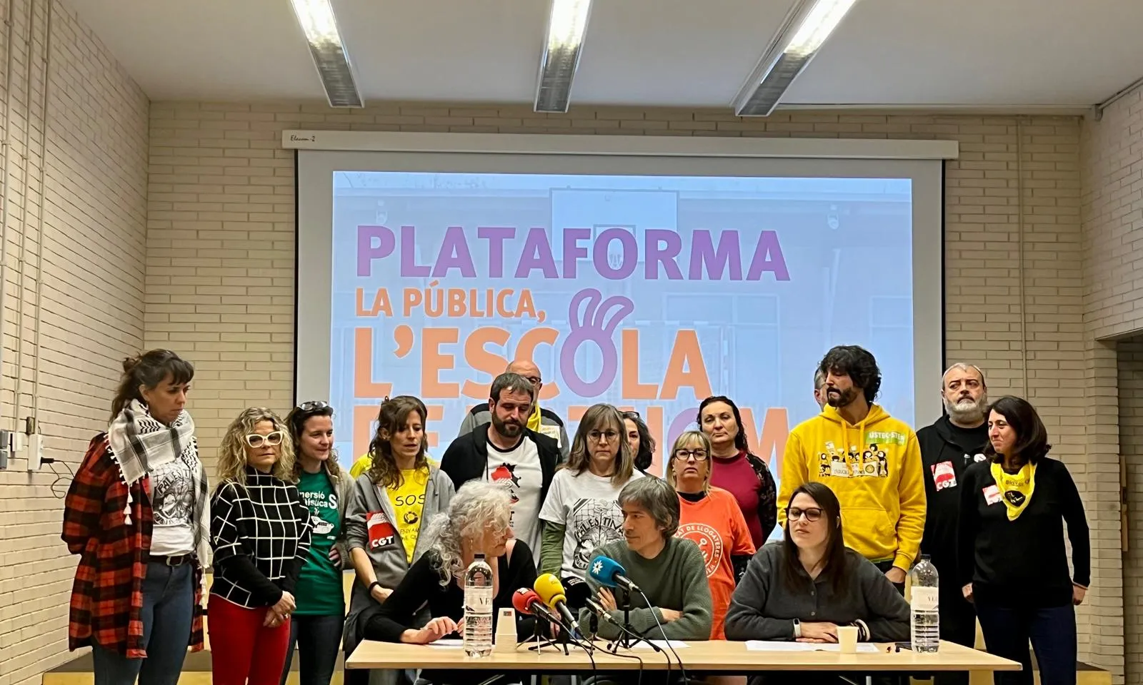 Membres de l'affac presentant la Plataforma La Pública
