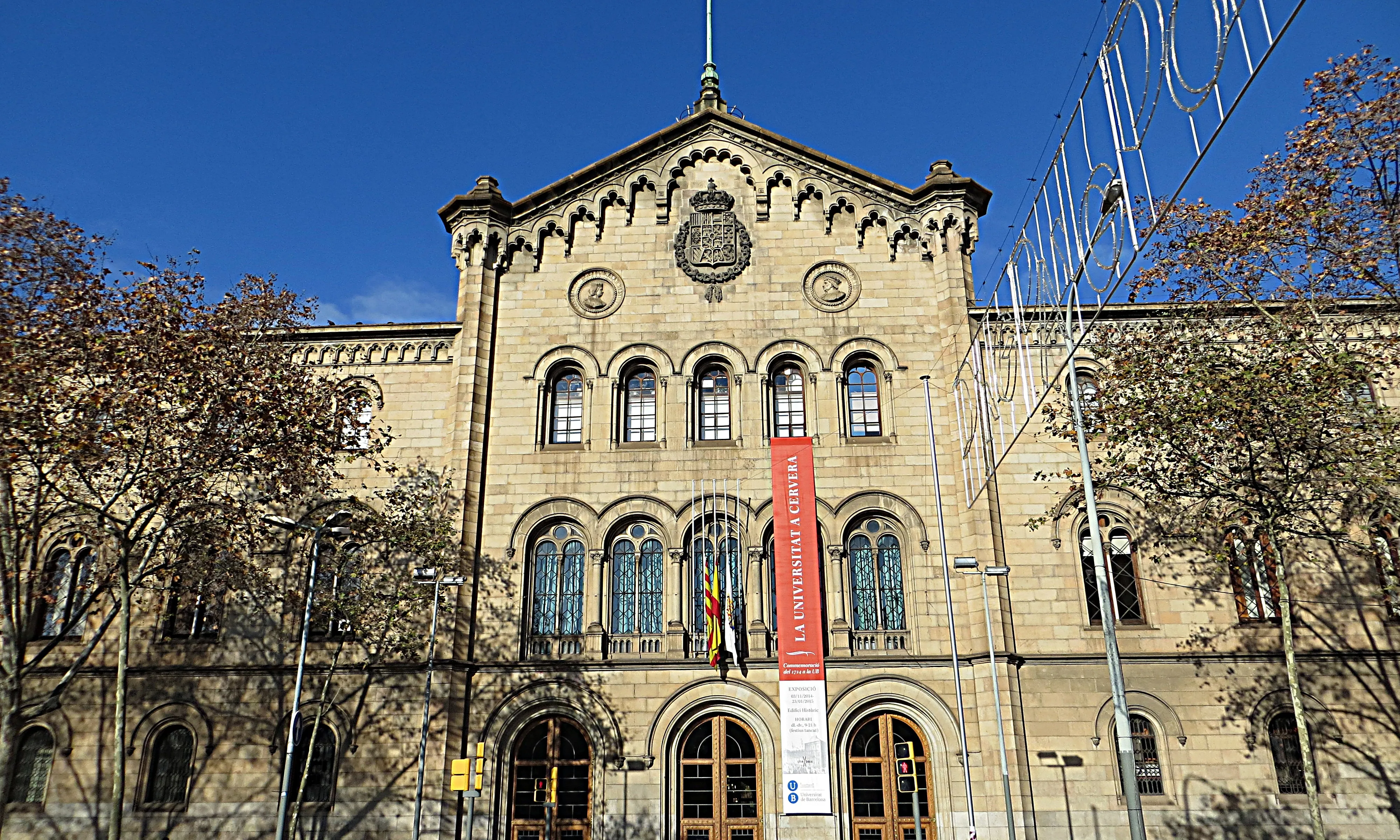 Façana de la seu central de la Universitat de Barcelona a la plaça universitat