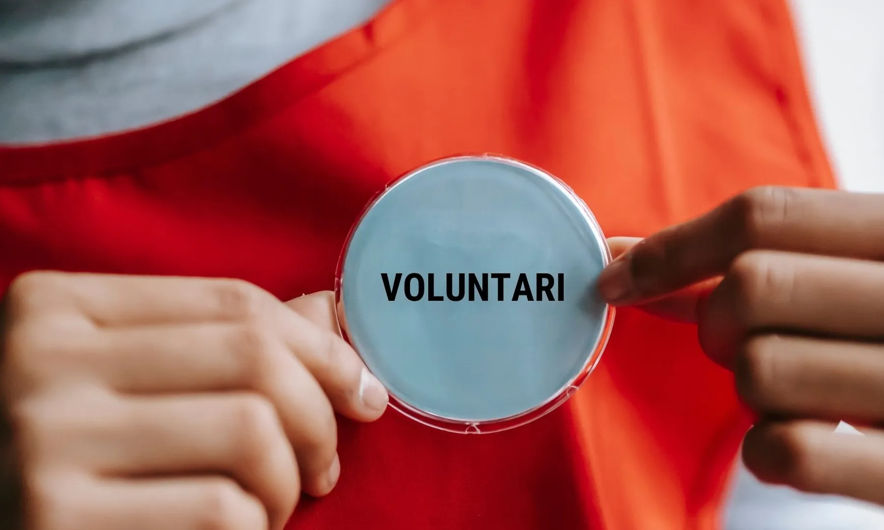 L’acreditació identificativa reconeix la tasca i el compromís de les persones voluntàries.