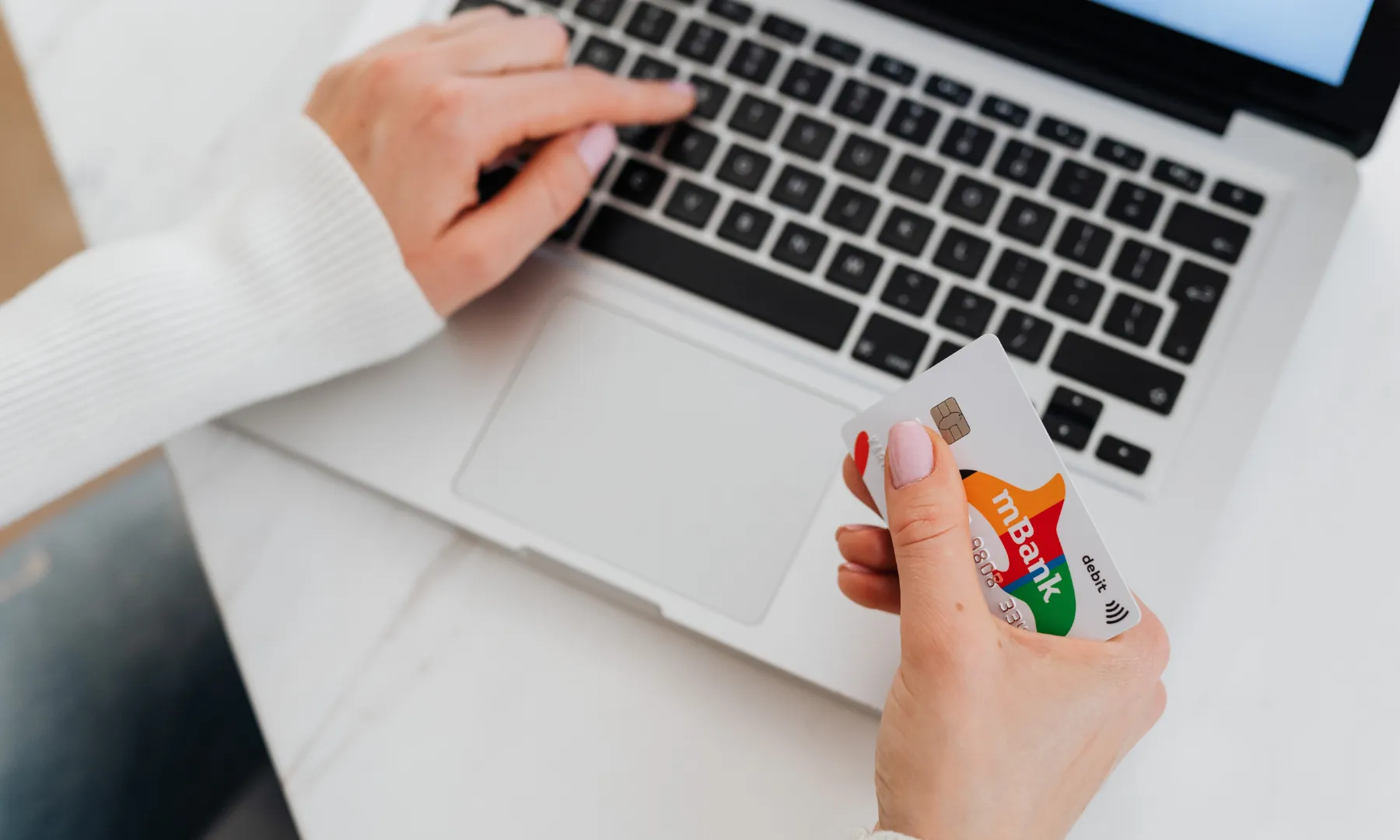 Les entitats financeres han d’actualitzar periòdicament la informació de les persones titulars dels comptes. Les entitats financeres han d’actualitzar periòdicament la informació de les persones titulars dels comptes.