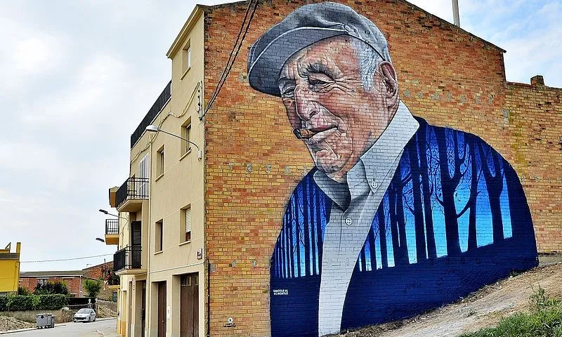 Mural en una de les façanes del poble Desenes de murals es troben repartits pels carrers de Penelles