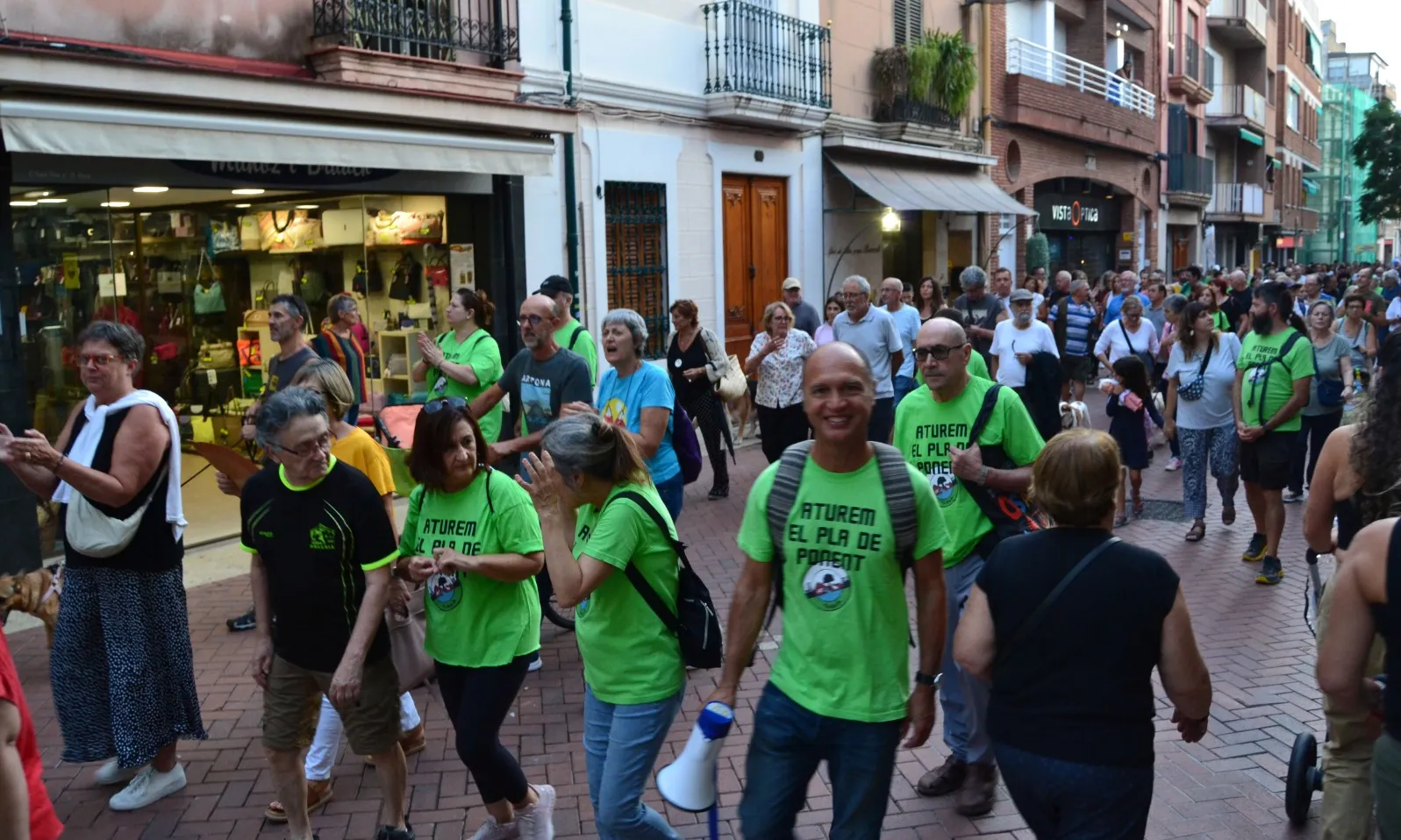 El Ramon Sanahuja, megàfon en mà, en una de les mobilitzacions contra el Pla de Ponent.