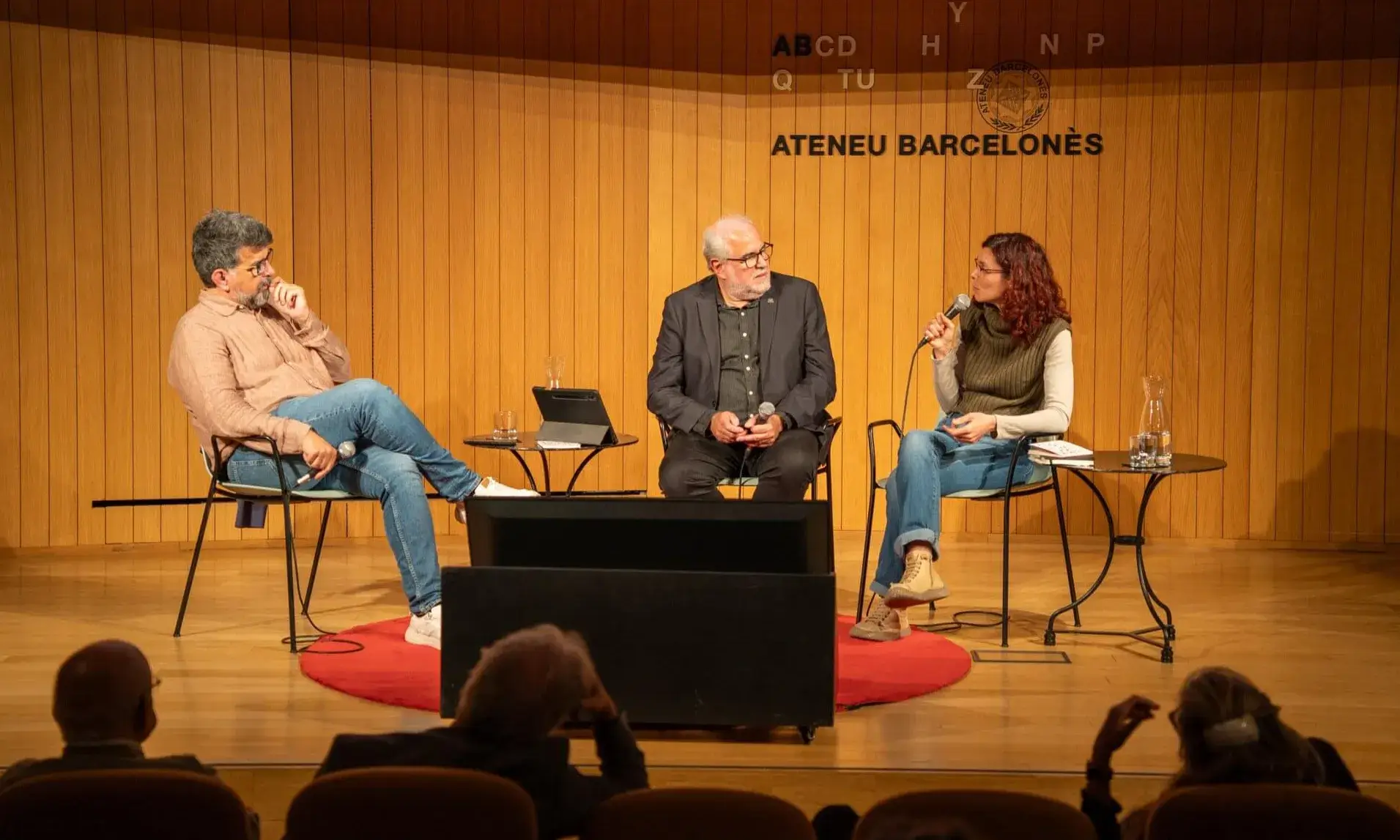 D'esquerra a dreta, Genís Roca, Ricard Faura i Liliana Arroyo durant la xerrada a l'Ateneu Barcelonès.